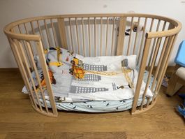 Stokke Sleepi Babybett ovales Holzbett naturfarben