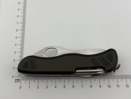 VICTORINOX avec tourne vis / scies ….