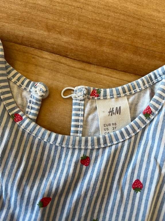 H&M Vestiti & Gonne: Sommerkleid 98 mit Erdbeeren – Usato da Winterthur venduto da Blue028 1
