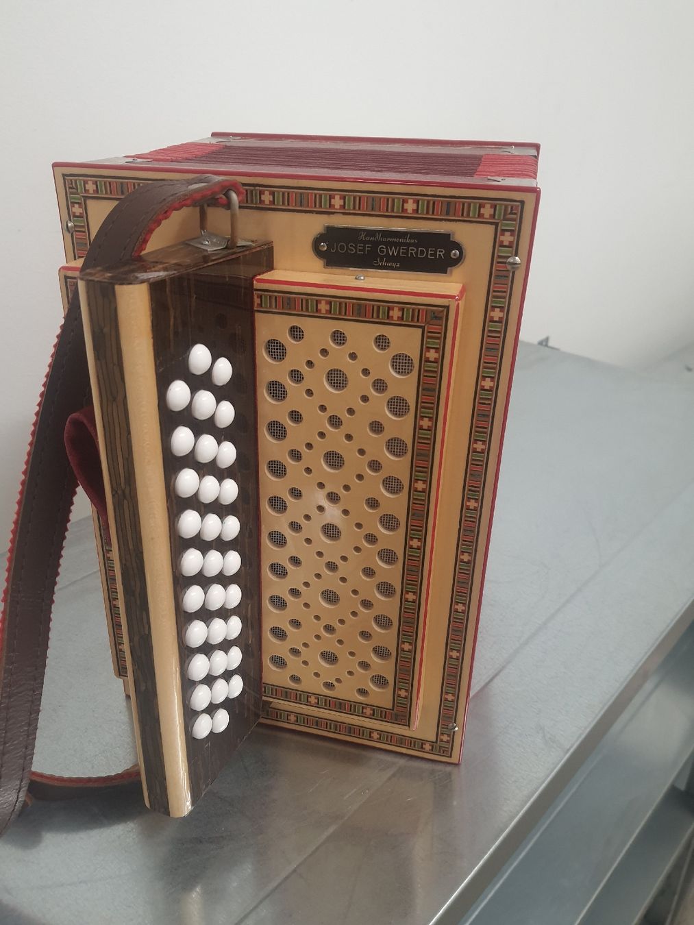 Gwerder Musikinstrumente: schwyzerorgeli Gwerder ton B ... 3 voix ... à restaurer .. – Gebraucht aus Pont-de-la-Morge von Mirabelle0 2