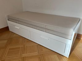 Tagesbettgestell mit zwei Schubladen + 2 Matratzen