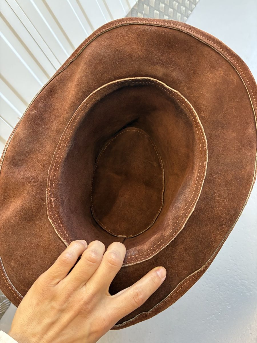 Copricapi, berretti & cappellini: Brauner Cowboyhut aus Wildleder – Usato da Bern venduto da wisemagpie 6