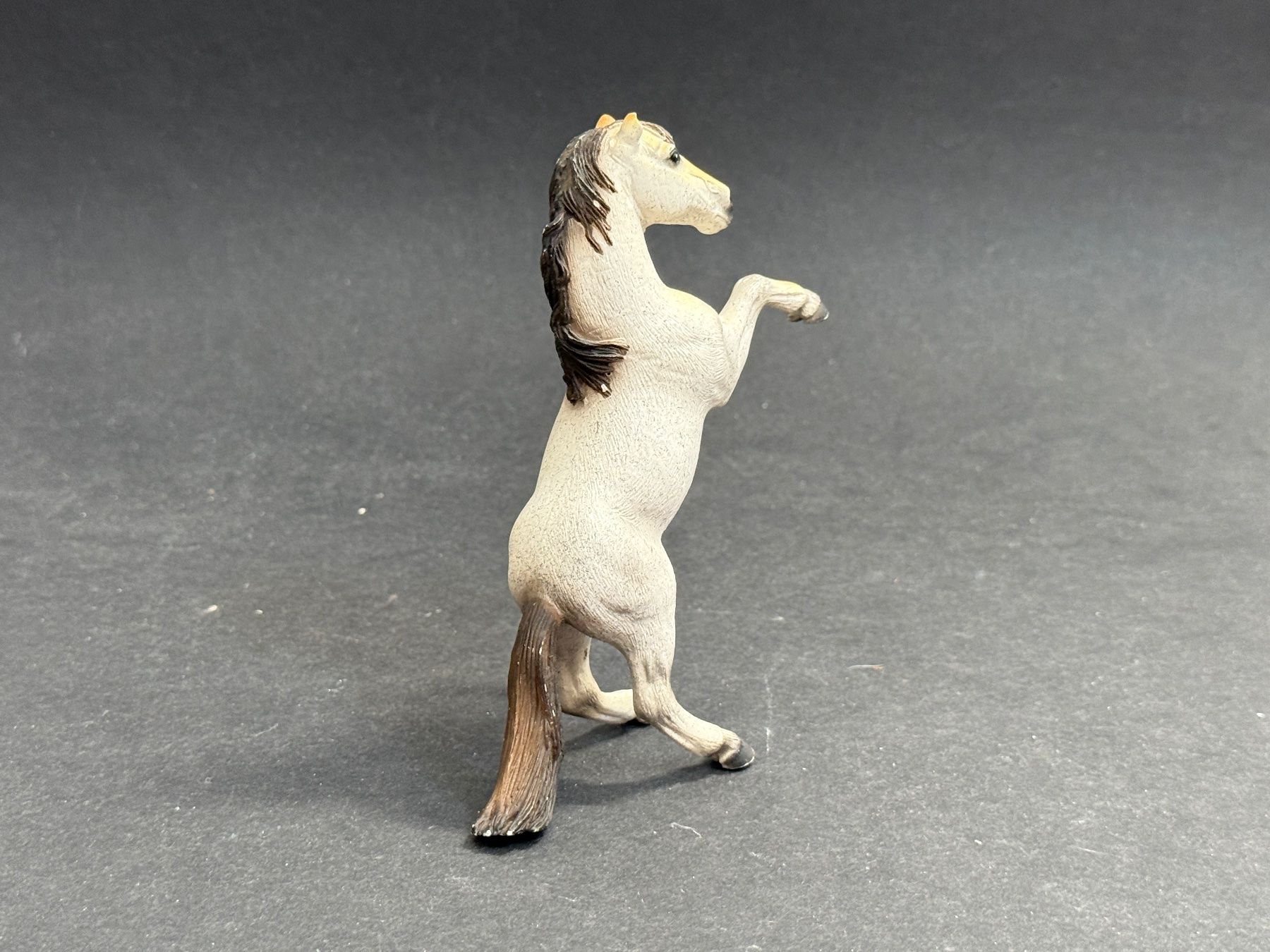 Schleich Statuette: Schleich Mustang Hengst stehend Pferd steigend – Usato da Ennetbaden venduto da mapa05 4