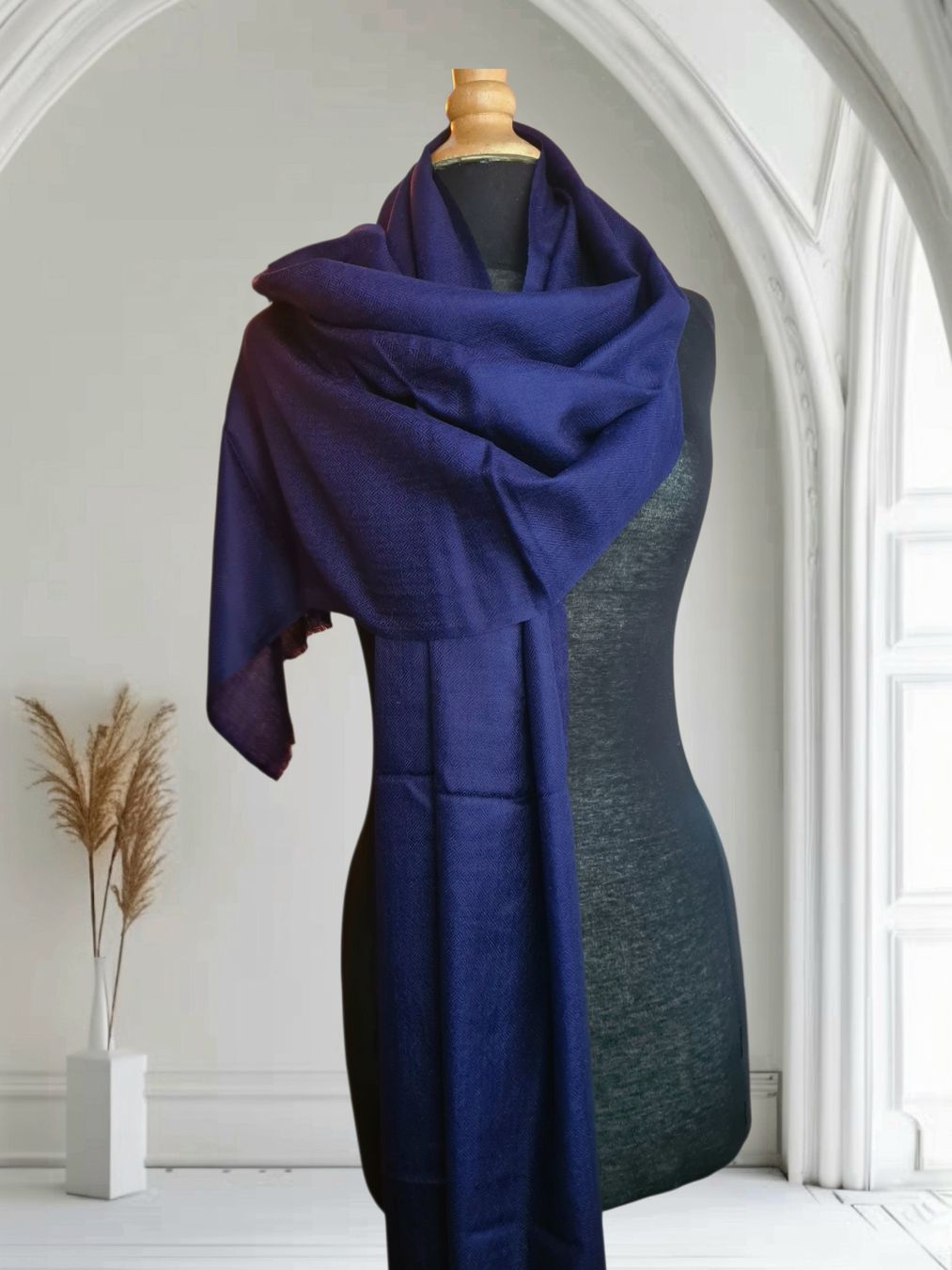 Foulard & Sciarpe: Écharpe  en cachemire  neuf – Nuovo e nell'imballaggio originale da La Chaux-de-Fonds venduto da Luxary.25cachmirepro