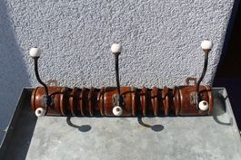 Antike Wandgarderobe mit Porzellanknöpfe