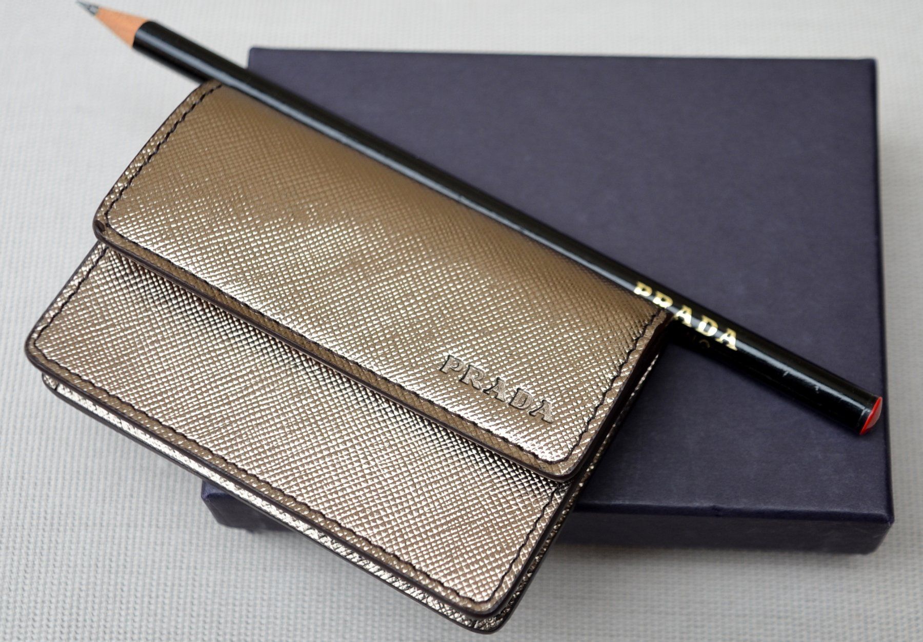 Prada Portafogli: Prada Kartenetui + Bleistift / porte-cartes + crayon – Nuovo (secondo la descrizione) da Collonges venduto da arashee 1