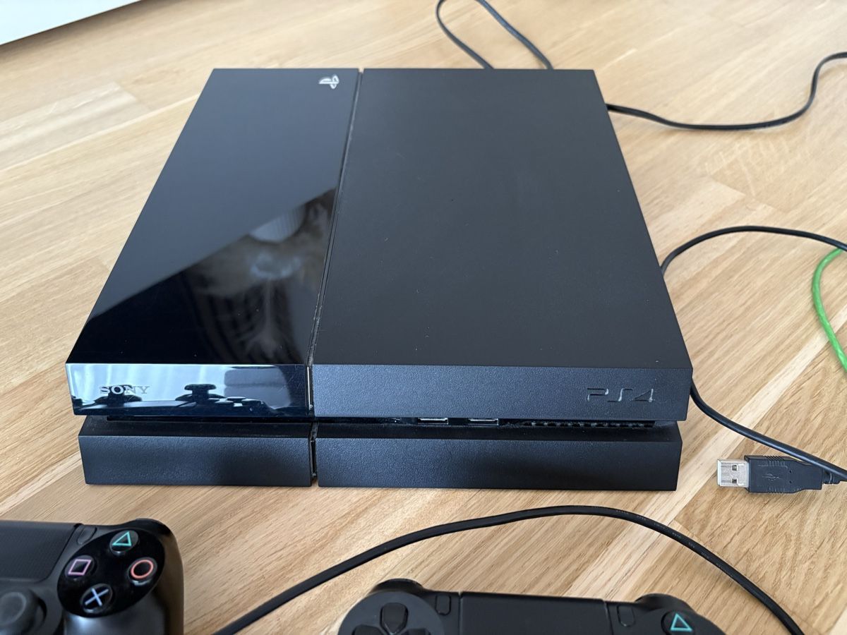Sony Consoles: Playstation 4 Inkl. Controller & Headset – Neuf (Voir description) à Lausen par and_f9qn 3