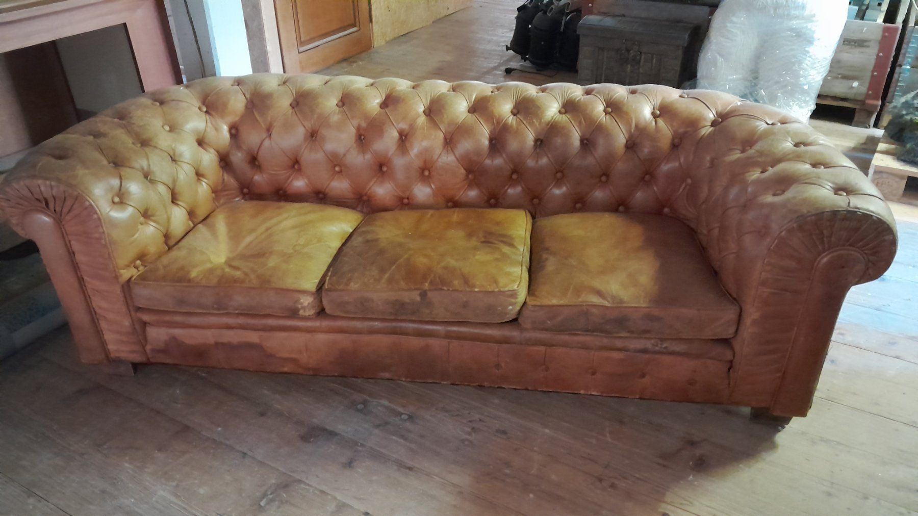 Chesterfield Divani: Chesterfield Sofa braun mit viel Patina – Usato da Hittnau venduto da v-v-onlineverkauf