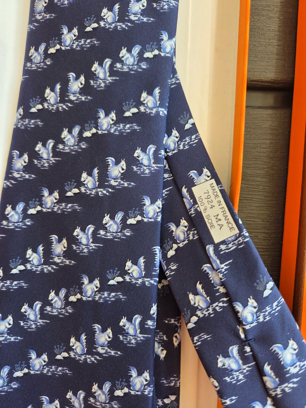 Hermès Cravatte: Hermes cravat Eichhörnchen muster – Usato da Minusio venduto da Ninfa54 1