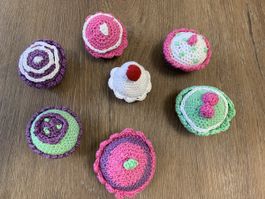 Cupcakes gehäkelt Set aus 7 Stück NEU, Deko oder Spielzeug