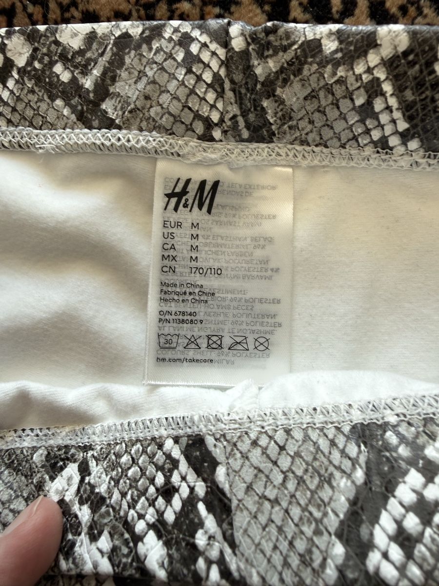 H&M Leggings: Gothic H&M Leggings mit Schlangenmuster, Grösse M – Usato da Locarno venduto da Ery02 2