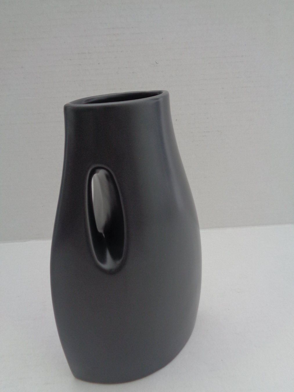 Vasi & Recipienti: Keramik - Designer Vase mit Loch – Usato da Chur venduto da omonia 2