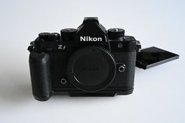 Nikon Zf (Schwarz) + SmallRig Griff – Top Zustand!