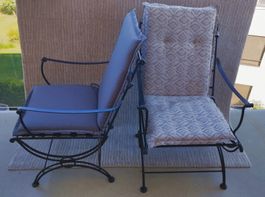 6 stabile Balkonstühle aus Schmiedeisen mit grauen Polstern