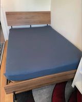 Neuwertiges Bett mit Kopfteil und Matratze 140x200x18