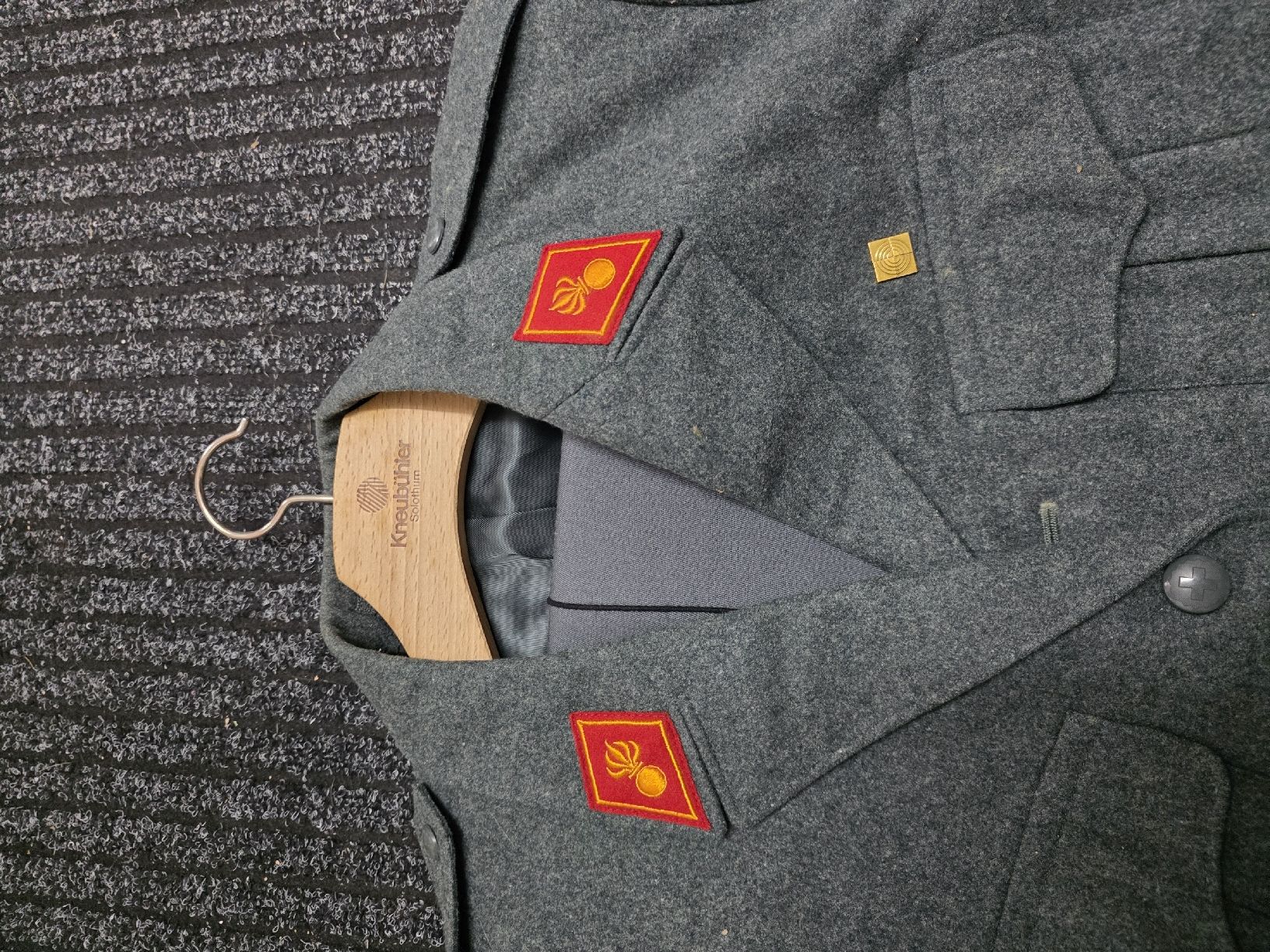 Schweizer Armee Uniformi: Militär Uniform Armee – Usato da Dorf venduto da Echo_Elements 3