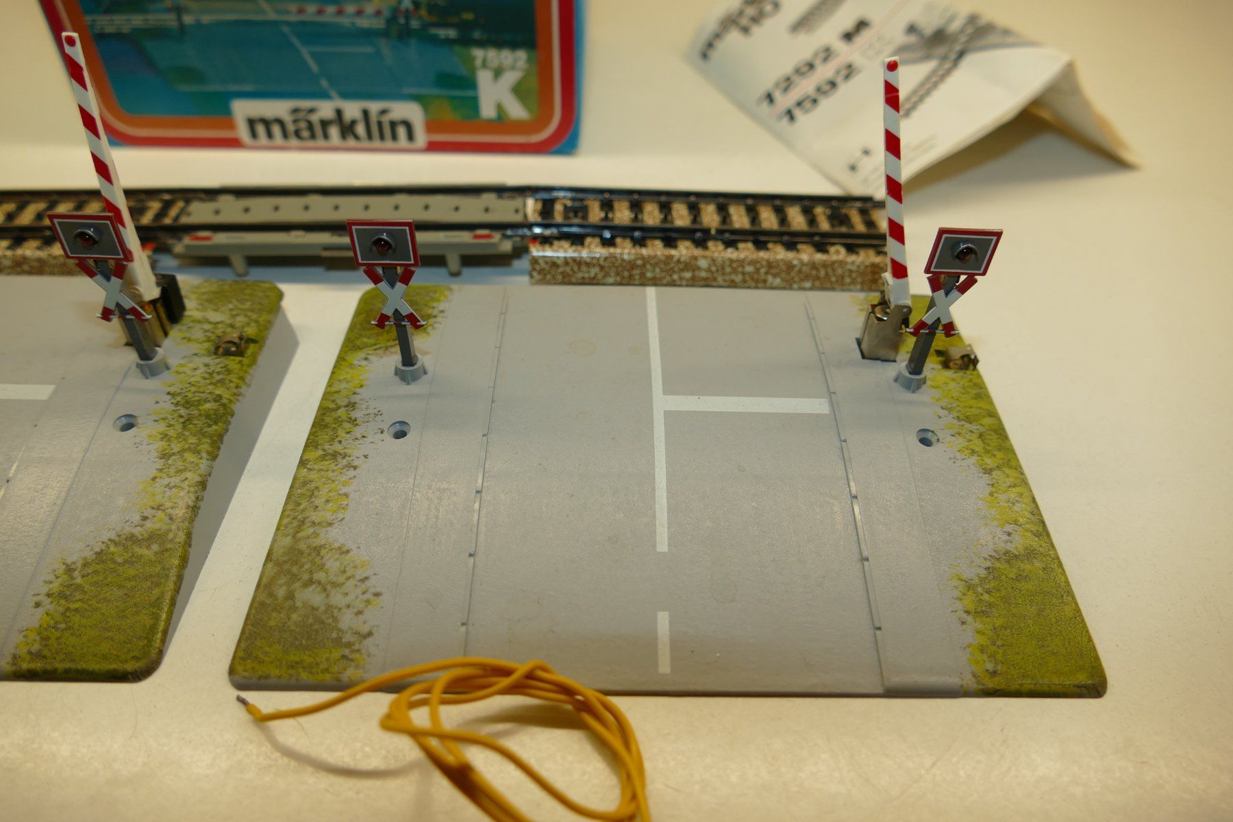 Märklin Modellini di ferrovie: Märklin H0: M-Bahnübergang mit Halbschranke – Usato da Niederhasli venduto da rail-duerst 5