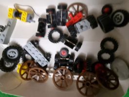 Lego Bauteile verschiedene Räder und Achsen