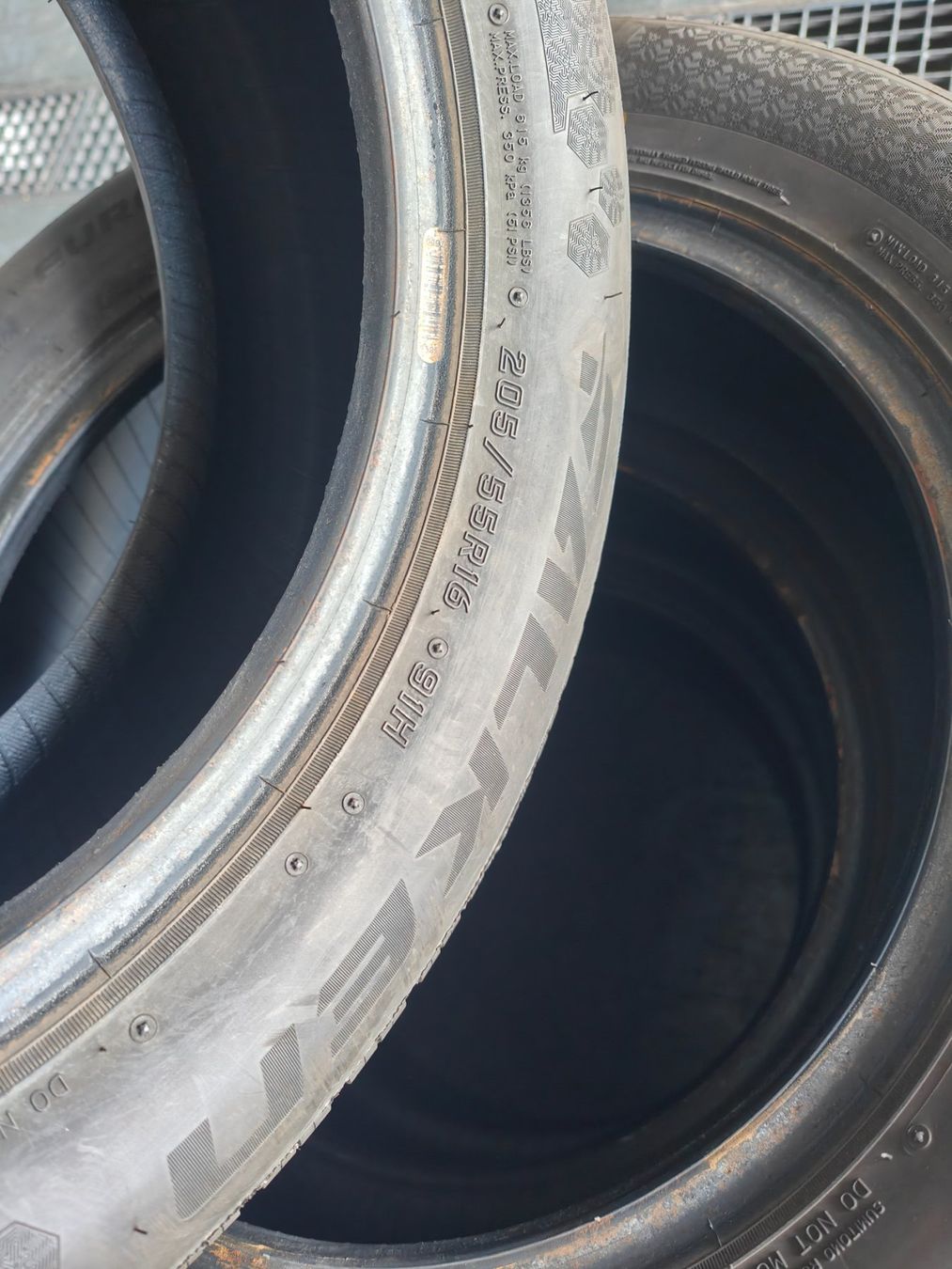 Pneus & Kompletträder: Winterreifen 205/55 R16 – Gebraucht aus Oberengstringen von Reifen-Lagerverkauf 2