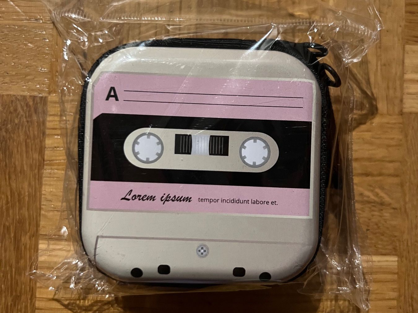 Covers & Borse: Retro Kassetten Design Etui - klein – Nuovo (secondo la descrizione) da Rafz venduto da SaintCruz