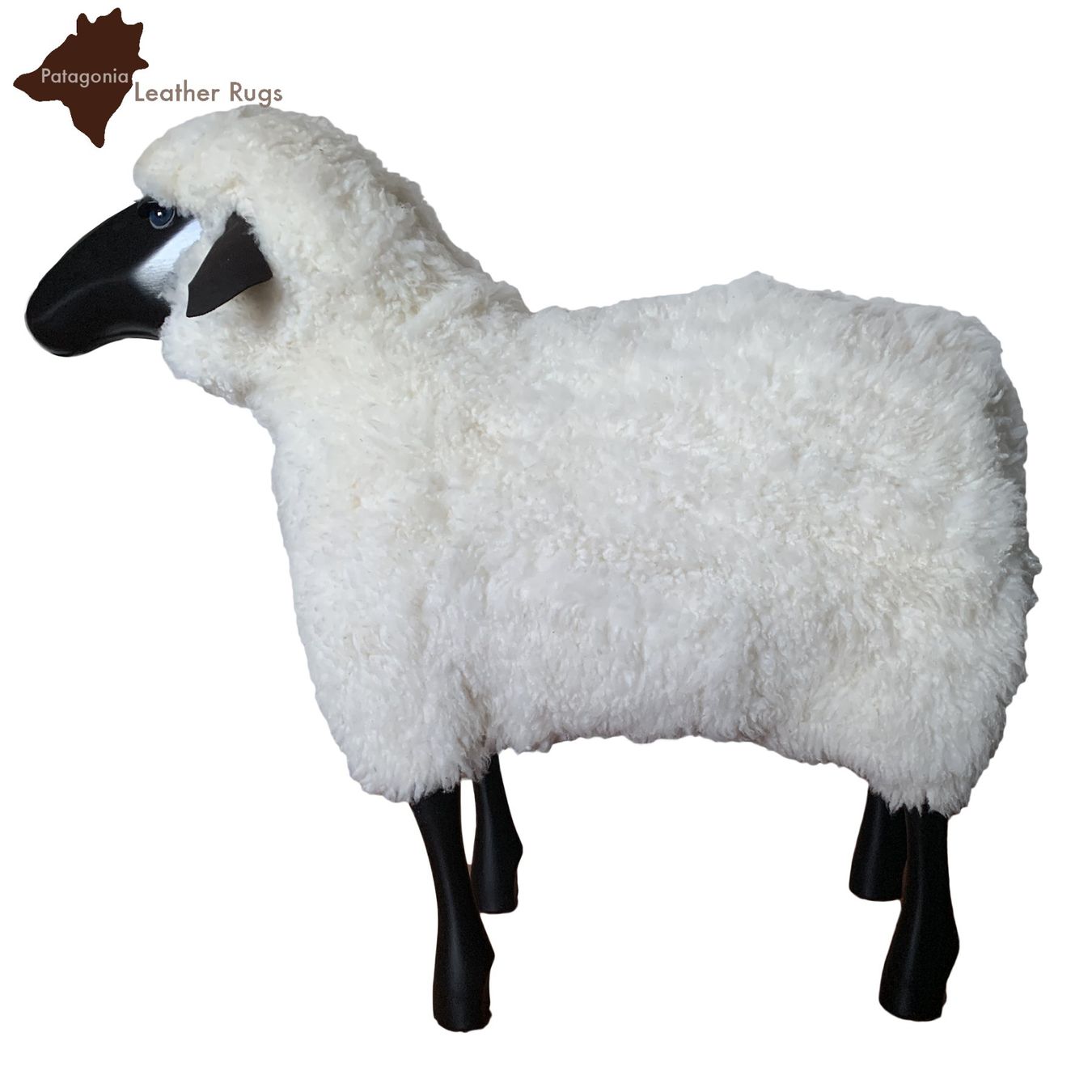 Skulpturen & Statuen: Schaf weisses Fell, schwarzes holz – Neu und originalverpackt aus Arbedo von patagonialeatherrugs