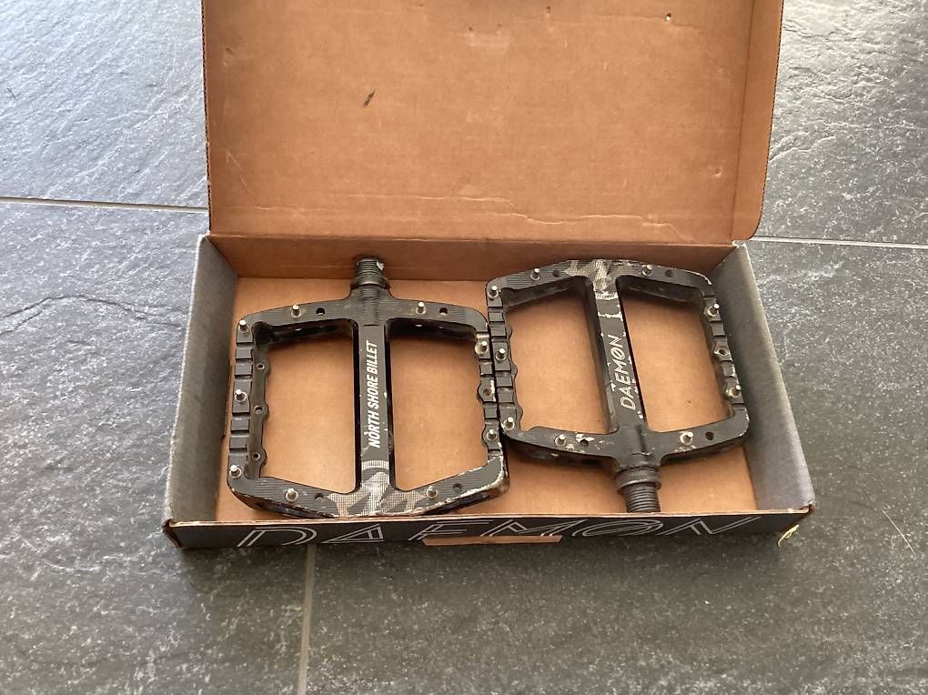 Pièces détachées: North Shore Billet Daemon Flat Pedale – D'occasion à Domat Ems par parnifel