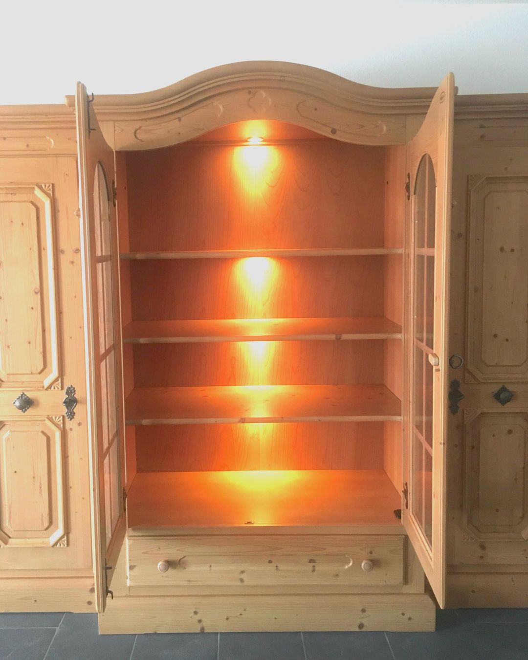 Voglauer Armadi: Wohnzimmer-Schrank mit Innenbeleuchtung - Voglauer – Usato da Rafz venduto da Flabadip 7