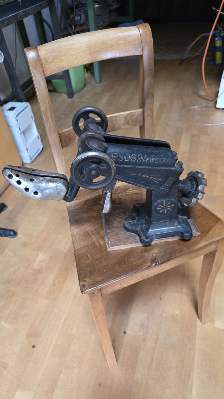 Tutte le macchine: Antike Schuh Dehnmaschine – Usato da Oberried am Brienzersee venduto da Billiga