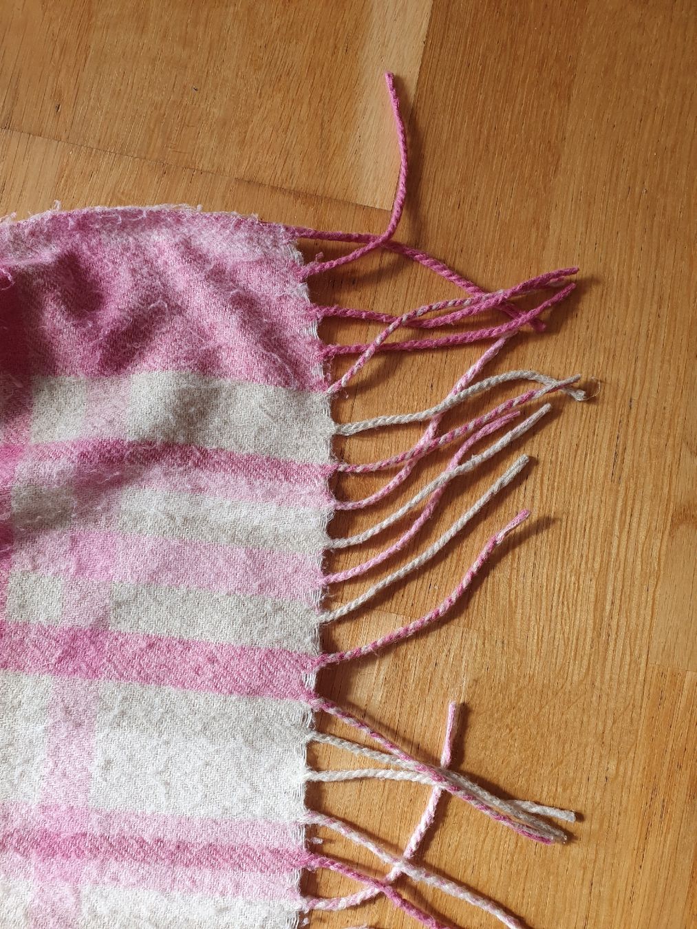 Foulards, Tücher & Schals: Schal kariert beige/rosa mit Fransen – Gebraucht aus Moosseedorf von Sonnenschein.. 4