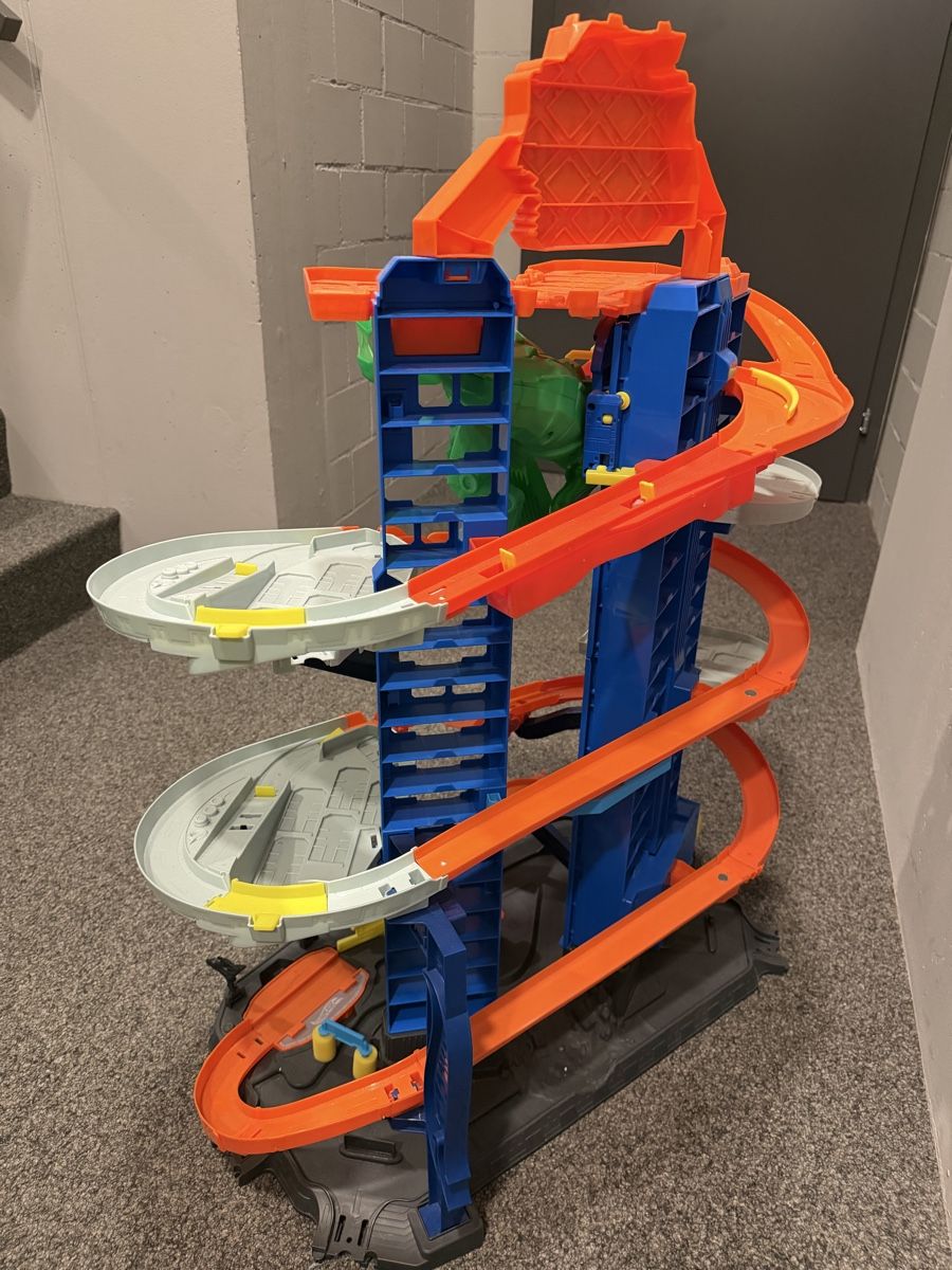Hot Wheels Piste: Hot Wheels Ultimate Garage mit T-Rex  – Usato da Gommiswald venduto da D.A.K. 1