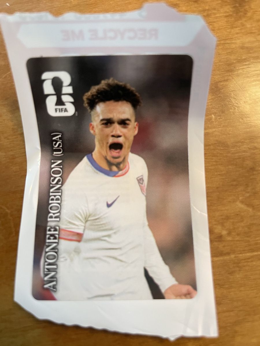 Panini Carte collezionabili: Panini Cola Sticker Antonee Robinson 2026 – Nuovo (secondo la descrizione) da Rothenburg venduto da JiGaBi