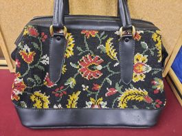 borsa a mano vintage in stoffa ricamata e pelle