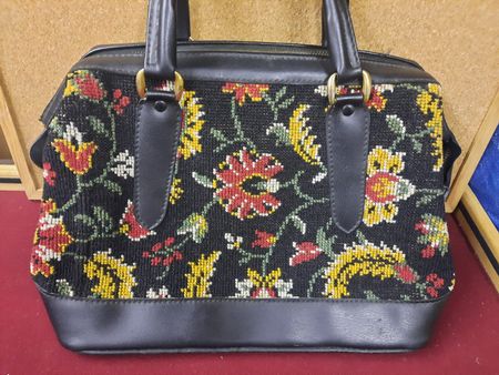 borsa a mano vintage in stoffa ricamata e pelle