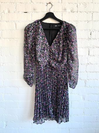 Schönes Kleid mit Blumenmuster von Zara