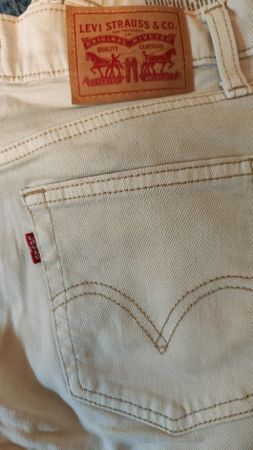 Levis Mom Jeans in Off-White, 27