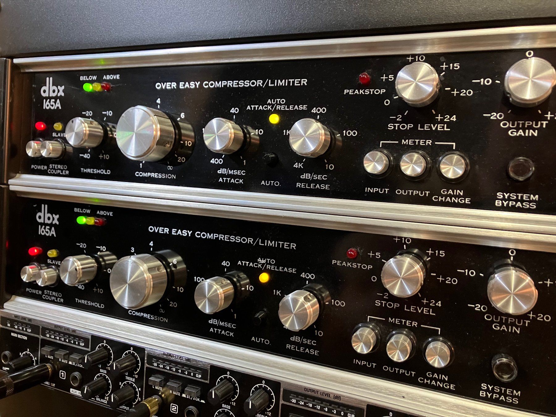 Attrezzatura per studi di registrazione: DBX 165 Over Easy Compressor/Limiter Studioequipment (Paar) – Usato da Luzern venduto da Cosmonaut 1
