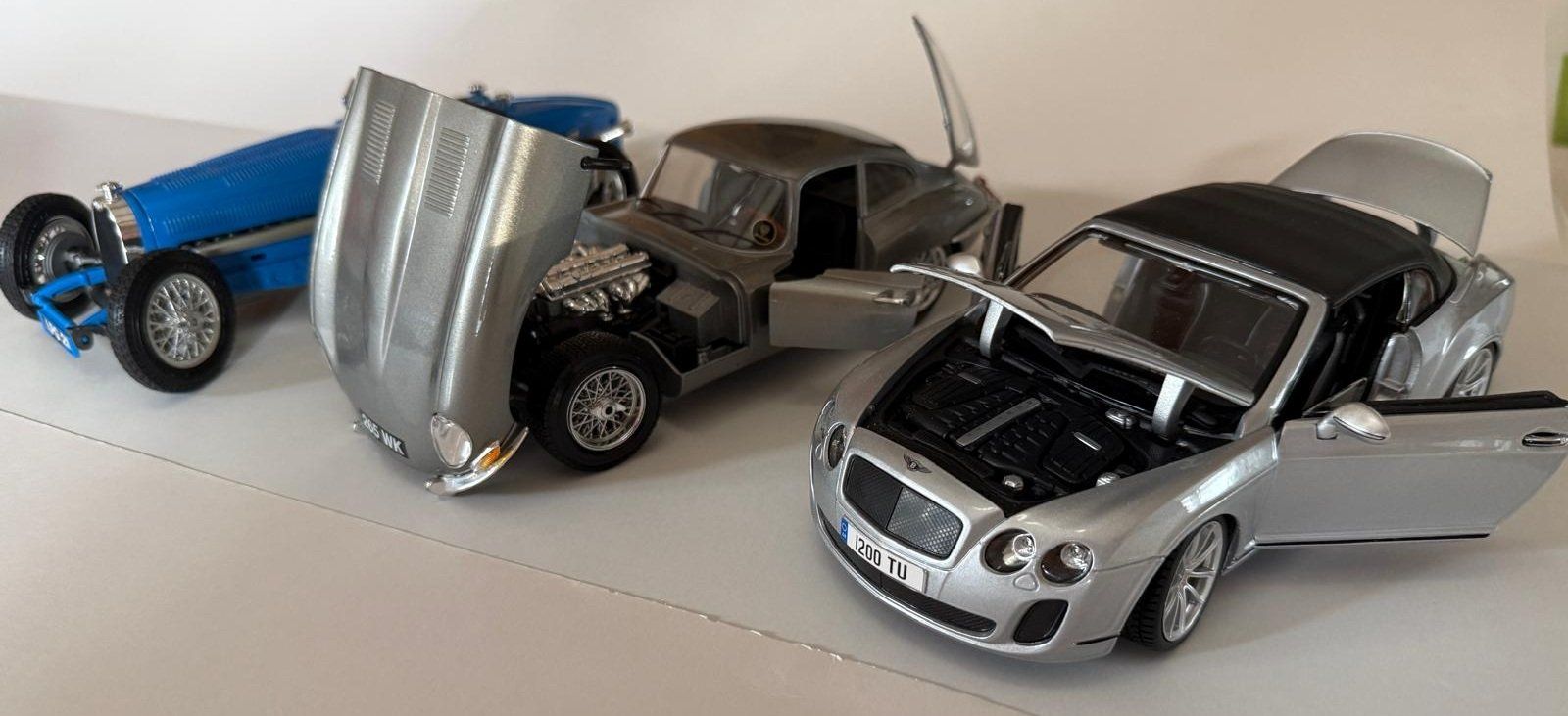 Modellautos: 3 Modelle: Bugatti, Jaguar E-Type, Bentley Continental 1:18 – Gebraucht aus Schwyz von Aasterix 3