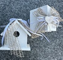 2 Holzhäuser weiss lasiert mit Dekoschleifen 11.5x10x12 cm