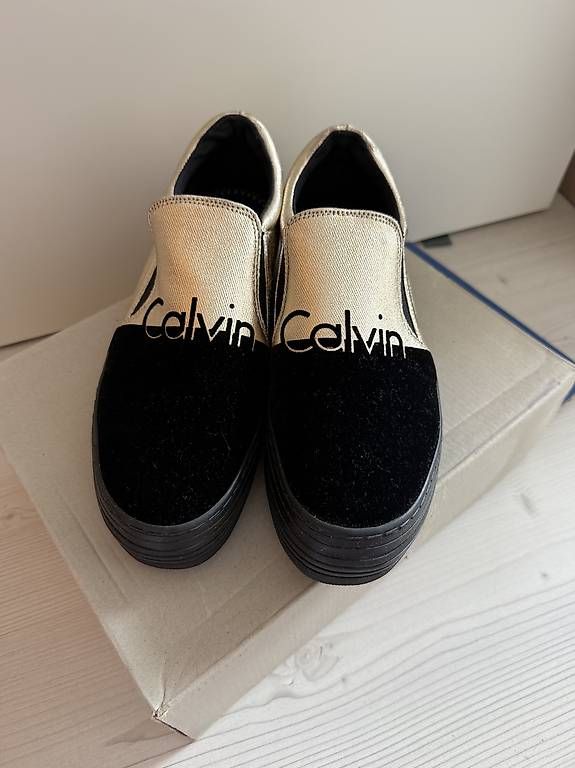 Scarpe da donna: Samt Schuhe Calvin Klein Damen 40  – Usato da Buchberg venduto da the_w8gy