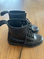 Dr. Martins Limitierte Edition ALL BLACK Lederstiefel / 39