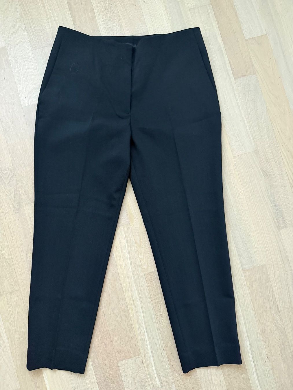 Cos Pantalons: COS Hose schwarz Gr. 44 Wolle – D'occasion à Itingen par Granini_93