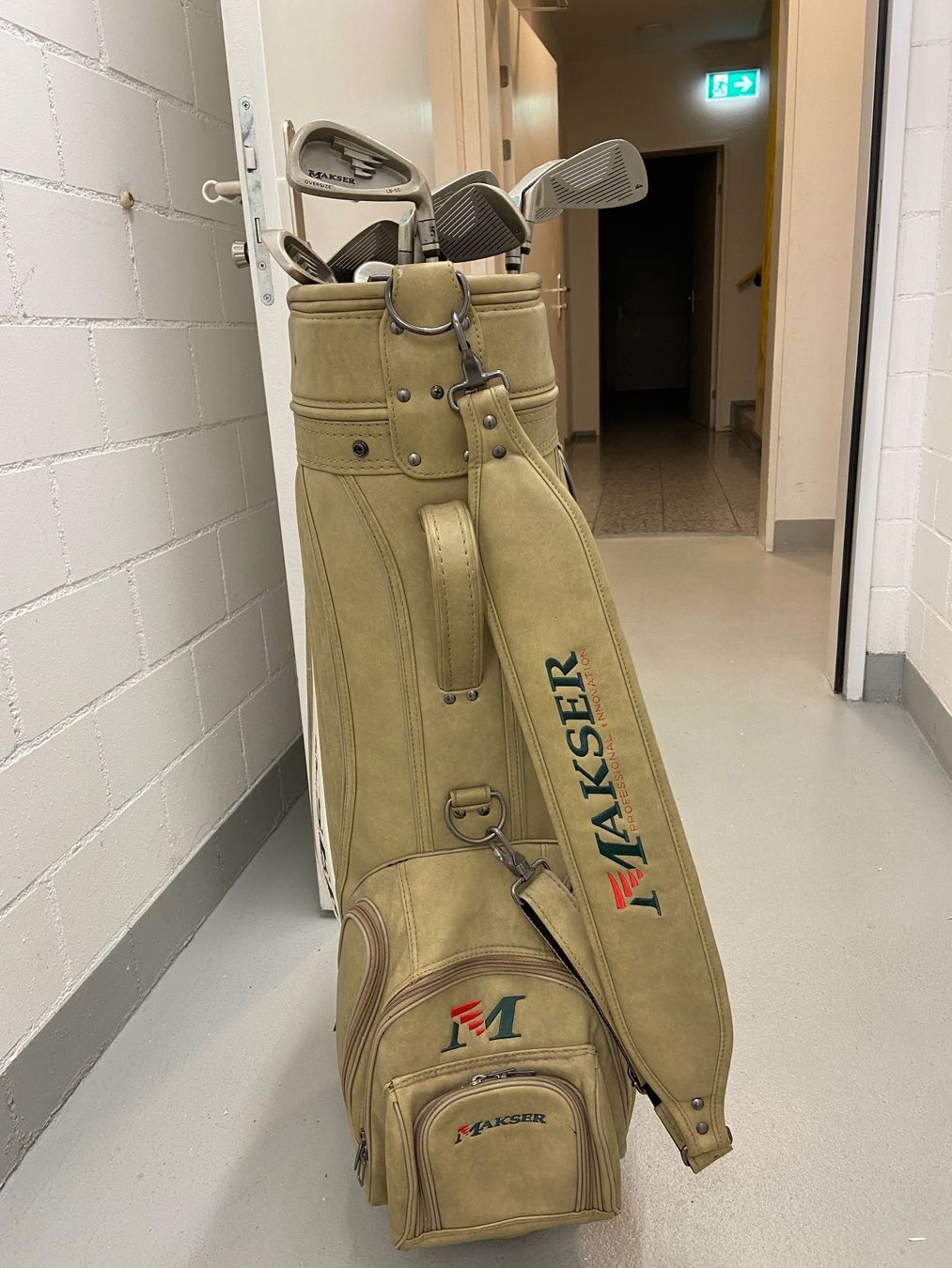 Clubs & Sets: Golfset inkl. Tasche, Bälle und Handschuhe – D'occasion à Unterengstringen par bar_rh5f 5