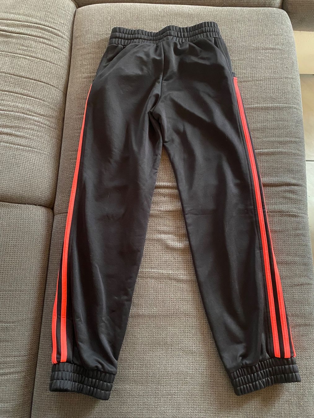 Adidas Pantaloni: Adidas Trainerhose Grösse 152 – Usato da Lausen venduto da Pesche31 1