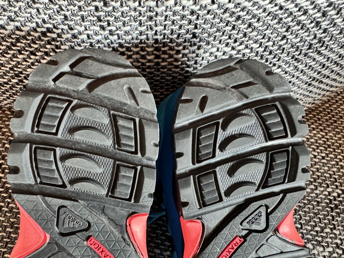 Adidas Scarpe per ragazzi: Adidas Terrex Trekkingschuhe Kinder Grösse 27 blau – Usato da Gommiswald venduto da Aloha.Spirit 5
