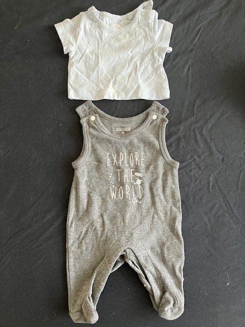 Lotti & Set di vestiti: Ensemble bébé Explore the world 2 pièces Taille 50 – Usato da Gampelen venduto da Mari60