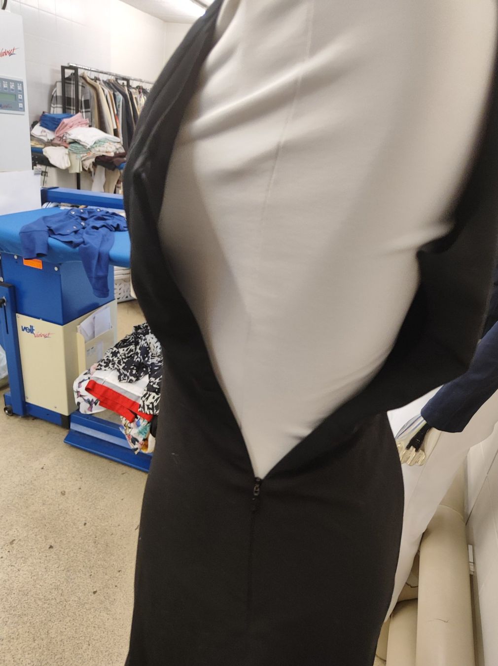 Hugo Boss Kleider: Schlichte schwarze Boss – Gebraucht aus Langnau am Albis von Judithsebi 3