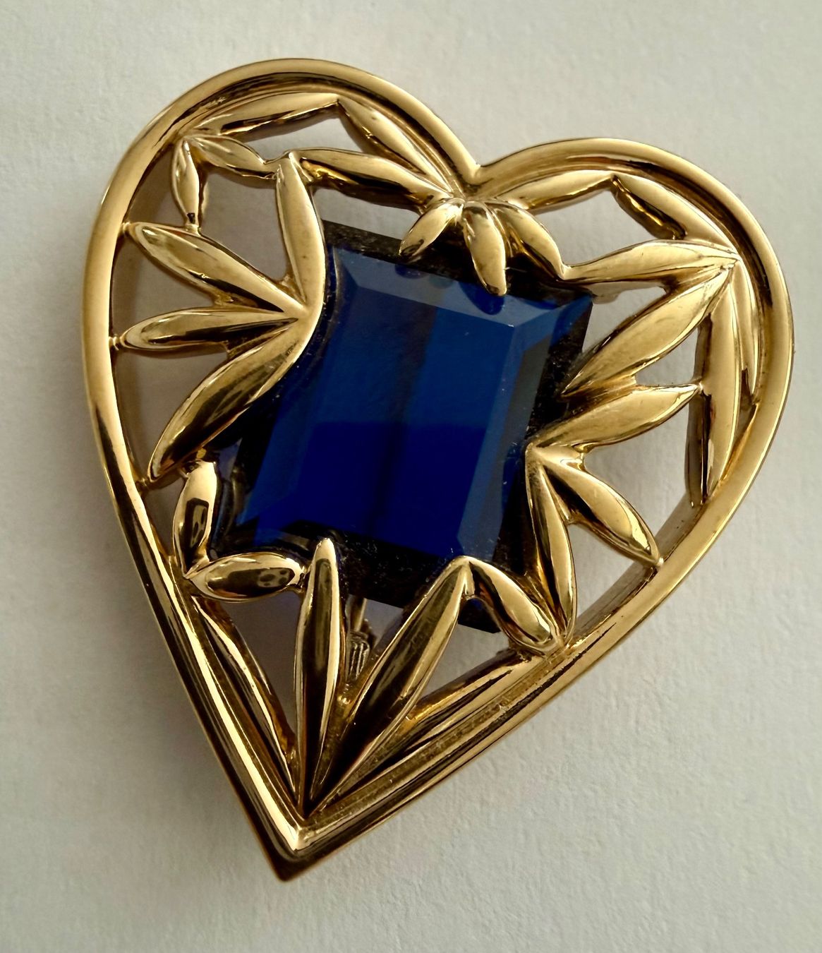 Spille & Fermagli: Goldfarbene Herzbroche mit blauem Stein Pierre Lang – Usato da Goldach venduto da Messerguru