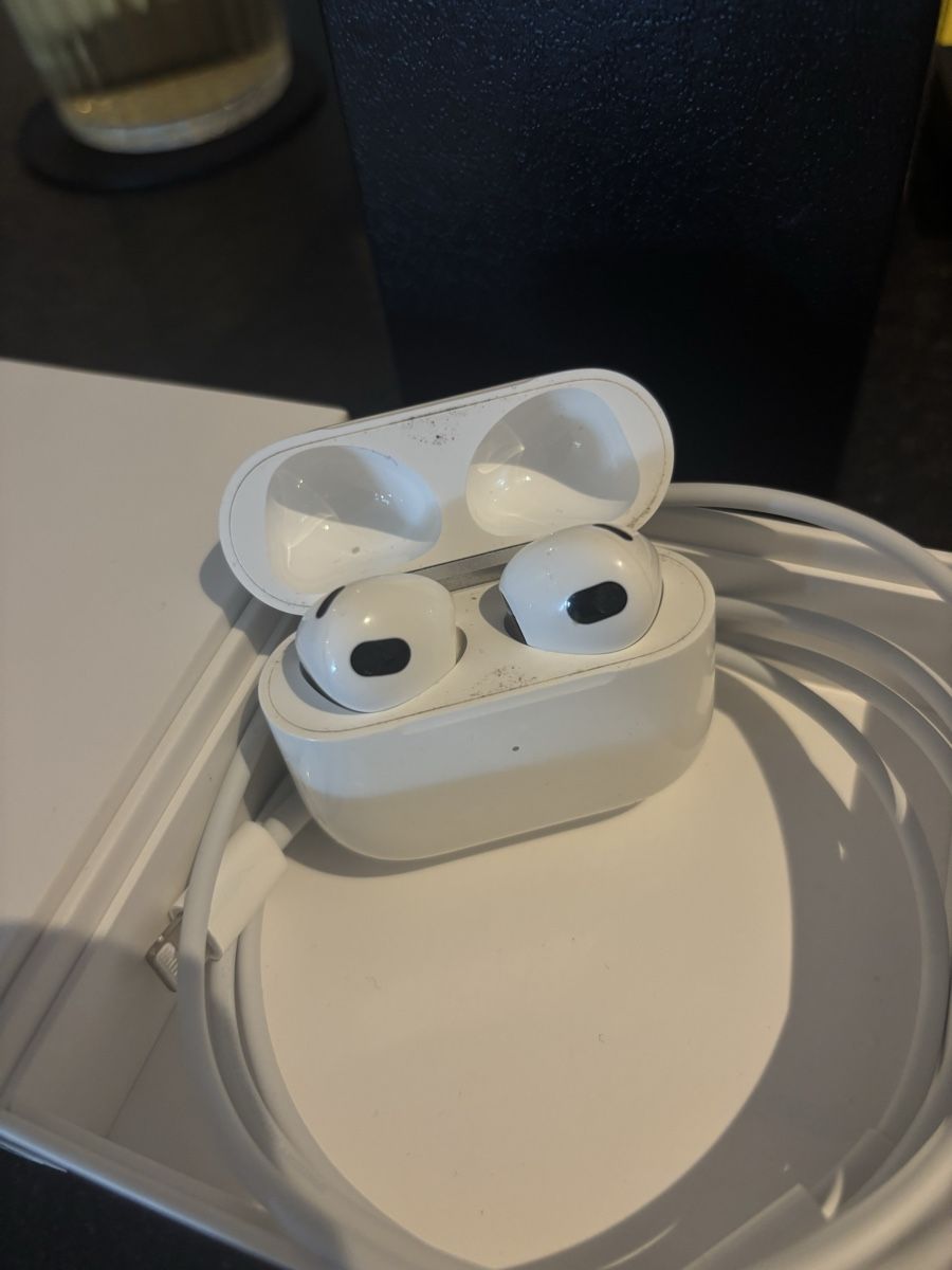 Kopfhörer: Apple AirPods 3. Generation Ladecase mit Kabel – Gebraucht aus Thun von var_vw6s