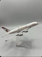 Etihad Airways Airbus A380 Flugzeugmodell mit Ständer