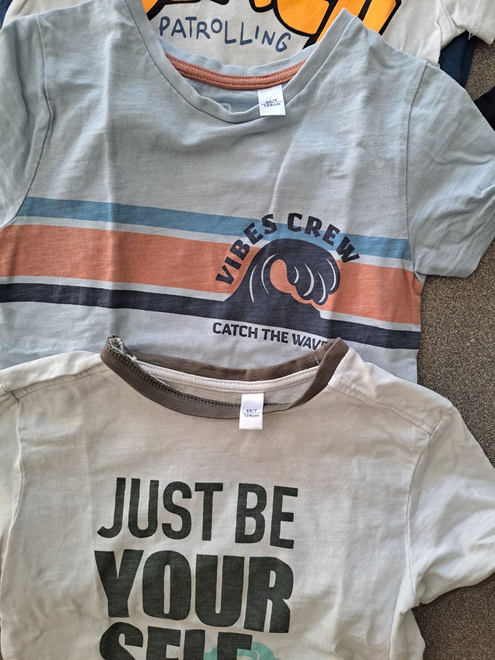 Kleiderpakete & -sets: Oberteile Junge T shirts Gr 104 – Gebraucht aus Bünzen von nagyagi111mail 1
